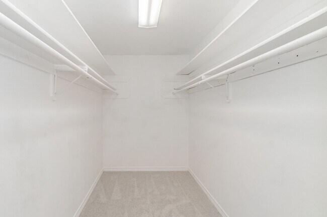 Building Photo - Beautiful townhome in a prime location nea...