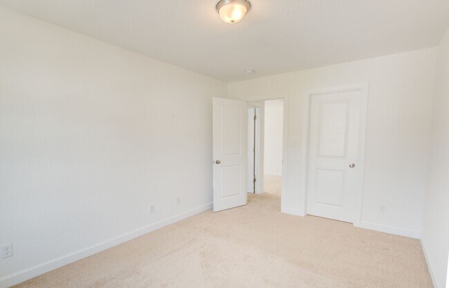 Building Photo - Like New End Unit Condo, 3 Bed 2.5 Bath