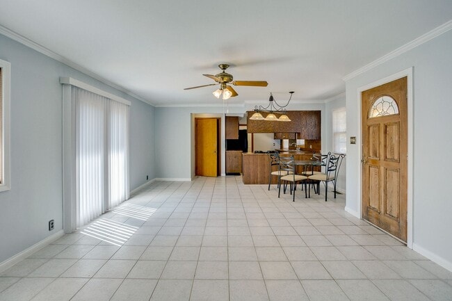 Building Photo - 3 bedroom, 2 bath Ranch -AVAILABLE AUGUST