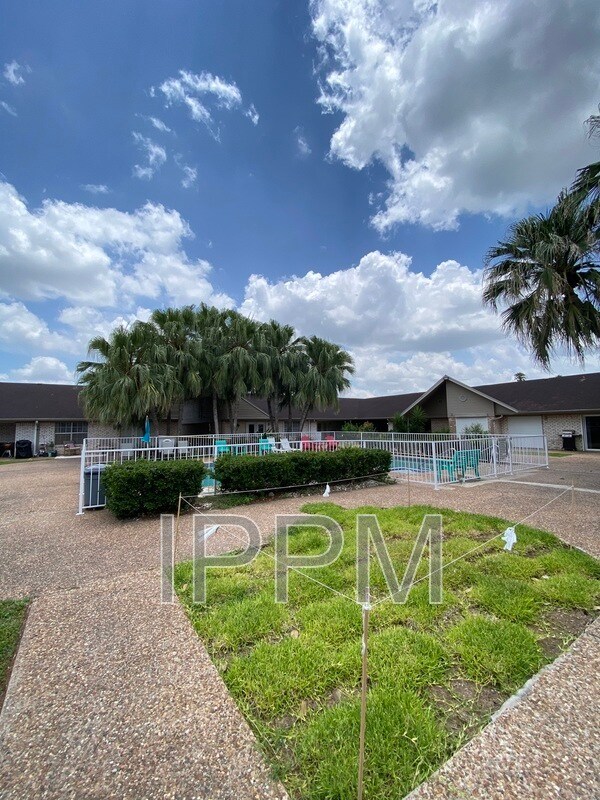 Building Photo - 1500 Palm Valley Dr W