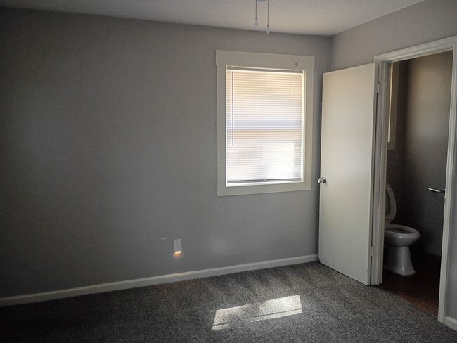 Building Photo - MOVE IN READY