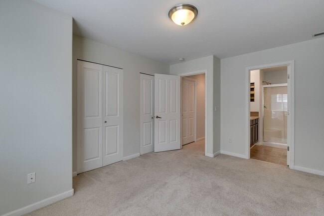 Building Photo - Luxury Mountlake Terrace Townhome with Garage