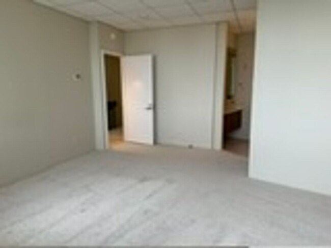 Building Photo - Exquisite and spacious 2bedroom 2.5 bath P...