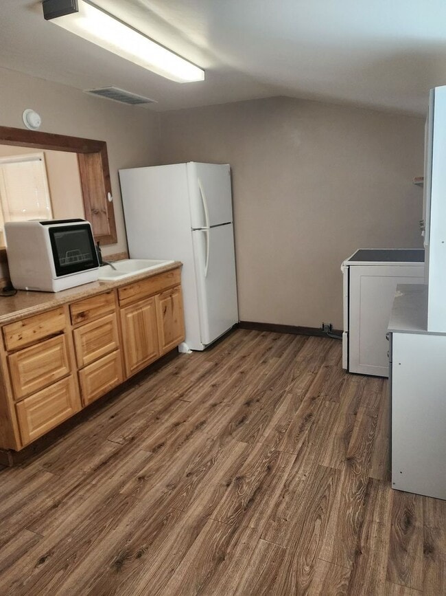 Building Photo - Close to schools and shopping