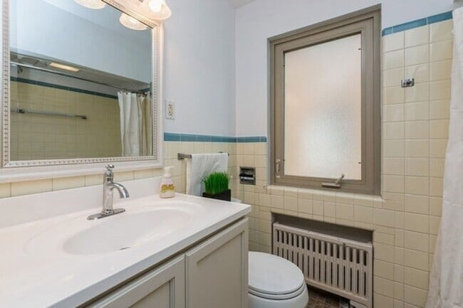 Building Photo - Spacious 2 Bedroom on Quiet Street featuring Central Air, Fireplace, Dishwasher, Private Screened...