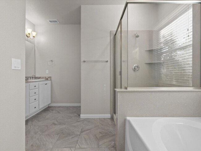 Building Photo - Move in Ready in the Heart of Reno