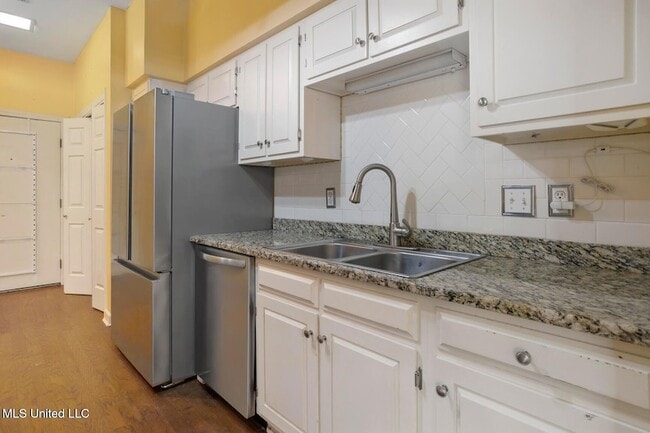 Building Photo - 246 Eastbrooke St