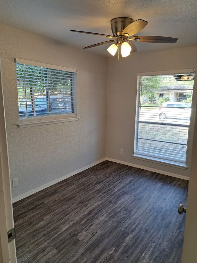 Building Photo - Large spacious Home