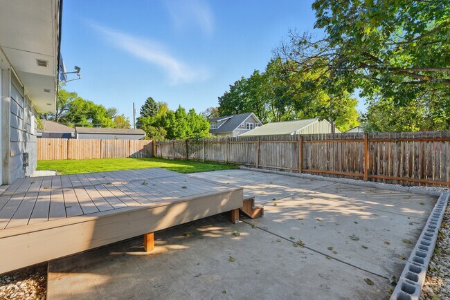 Building Photo - 9614 E Valleyway Ave