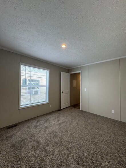 Building Photo - 2340 Maple Dr