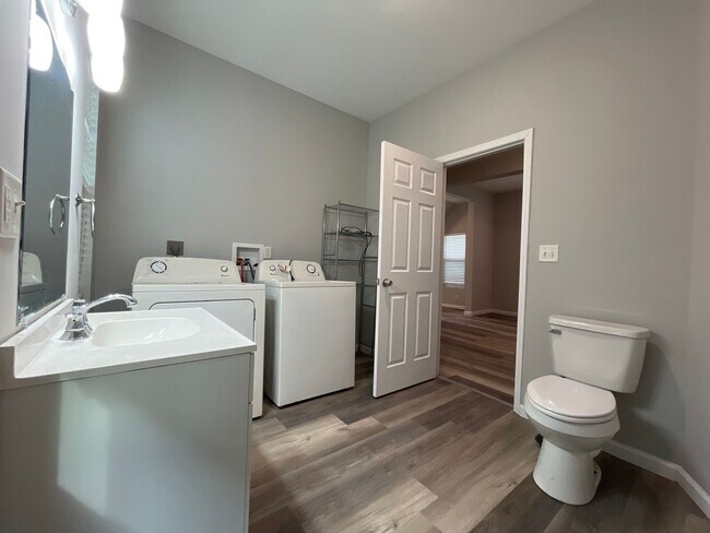 Building Photo - 968-970 Wilson Avenue