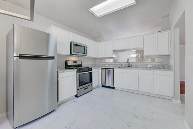Building Photo - 9505 Woodvale Dr