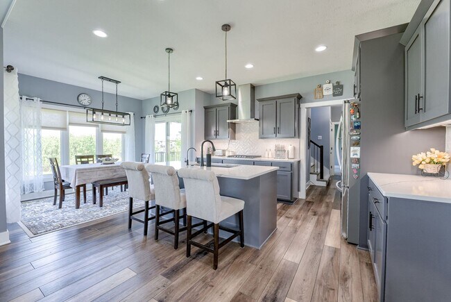 Building Photo - Spacious & Stylish 6-Bedroom Home in North...