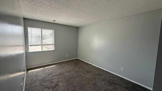 Building Photo - Spacious 2-bedroom Condo available in Aurora