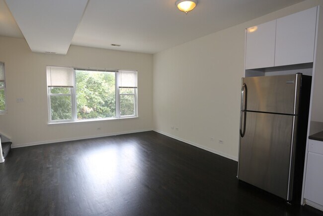 Building Photo - 2438 N Ashland Ave