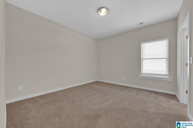 Building Photo - 170 Kings Wy