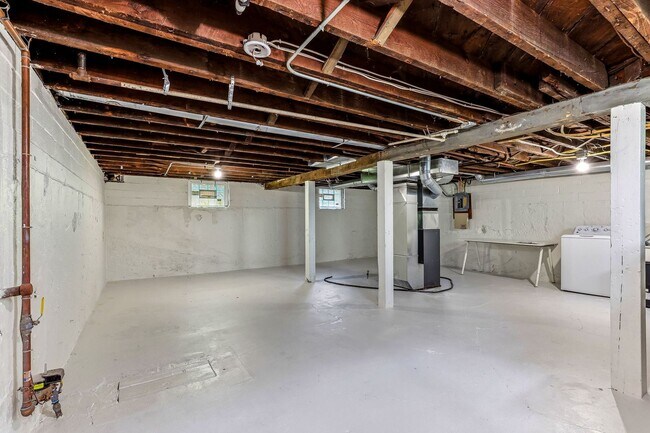 Building Photo - 884 Iglehart Ave