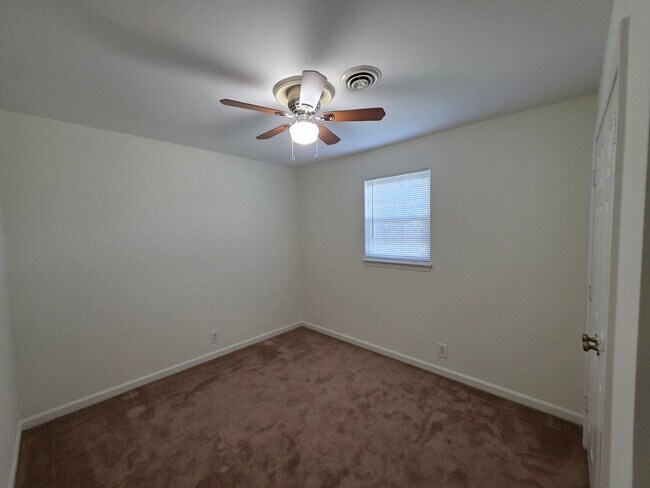 Building Photo - 1016 Todd Preis Dr
