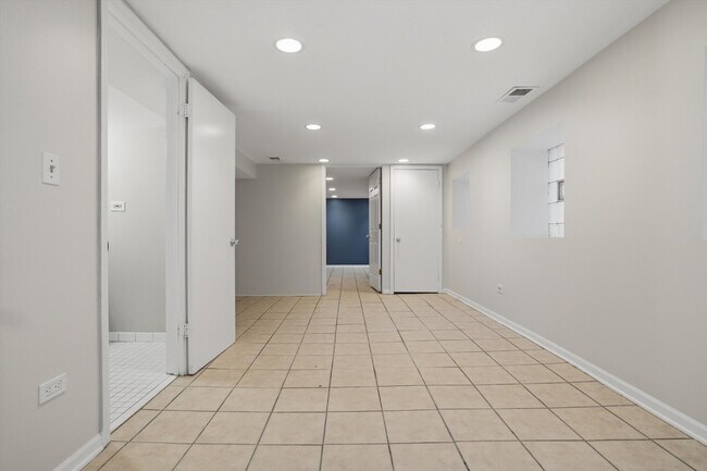 Building Photo - 4335 N Sacramento Ave
