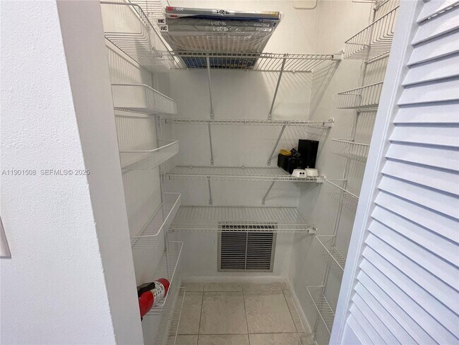 Building Photo - 1817 S Ocean Dr