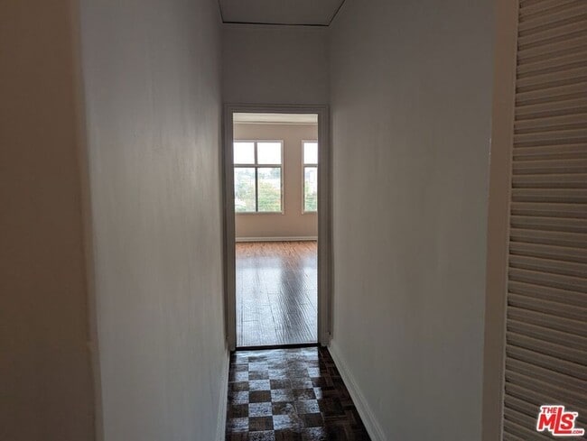 Building Photo - 634 S Gramercy Pl
