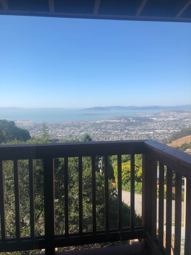 Building Photo - Lovely 3/2 home in the hills of El Cerrito with breathtaking views of the bay!