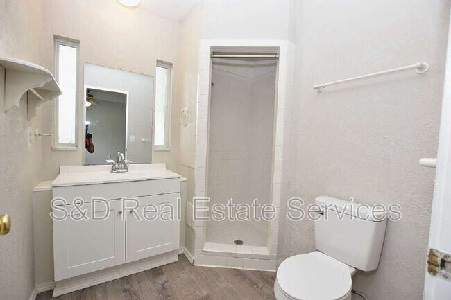 Building Photo - 561 Lake Bonny Dr E