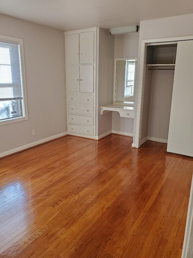 Building Photo - House for Lease -2505 Douglas