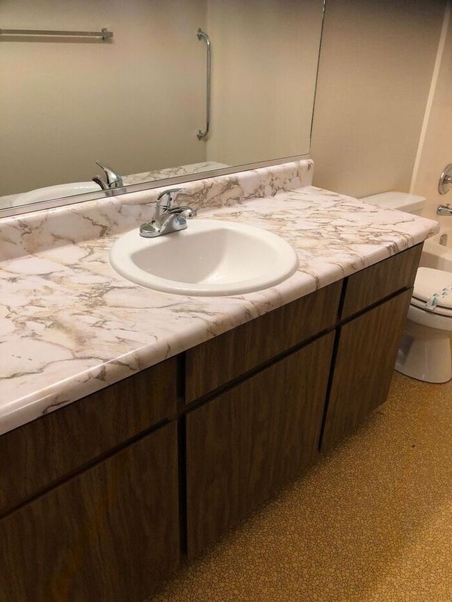 Building Photo - Lower level one bedroom apartment for rent...