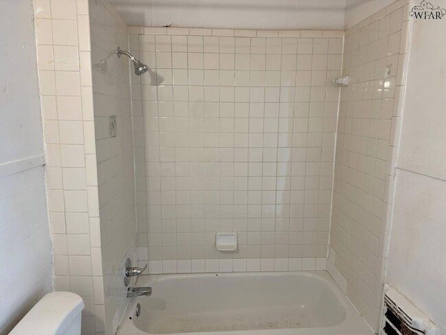 Building Photo - 1818 Collins Ave