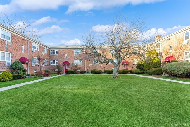 Building Photo - 183 Drake Ave