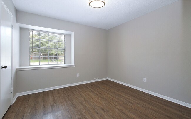 Building Photo - 7814 Barnhill Dr