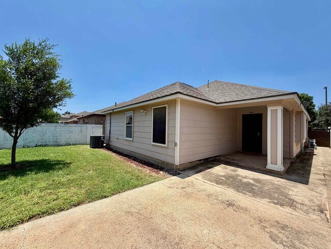 Building Photo - 11111 Revilla Dr