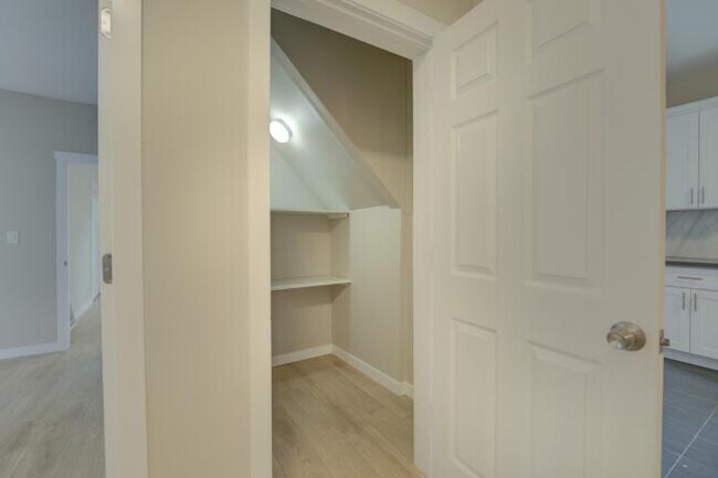 Building Photo - 5 bedroom in Seattle WA 98105