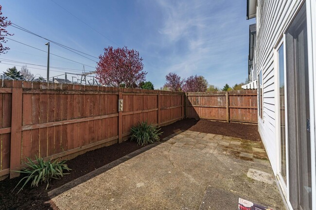 Building Photo - Comfortable 3-Bedroom Townhouse with A/C, ...