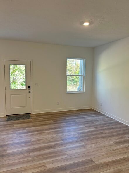 Building Photo - 1752 Trinity Ln