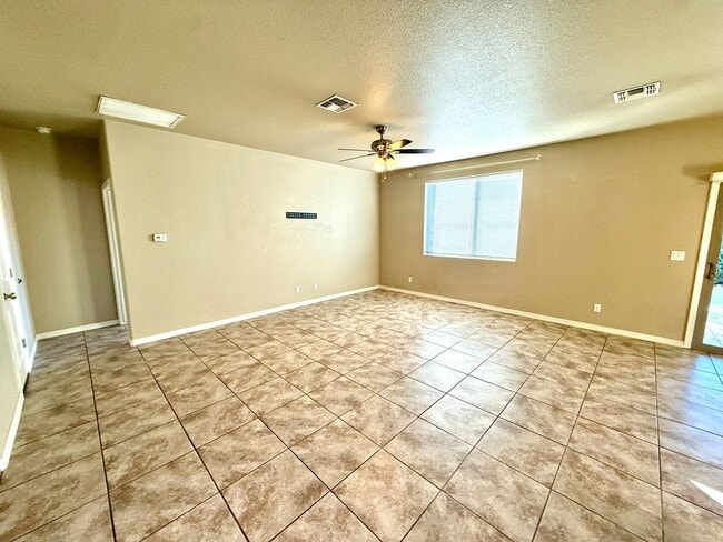 Building Photo - Beautiful 3 Bedroom with 3 Car Garage- Available Now!