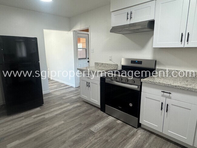 Building Photo - 2202 W Palmaire Ave