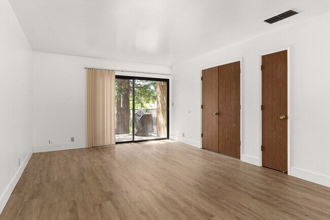 Building Photo - Beautiful Sawmill Commons Condo!