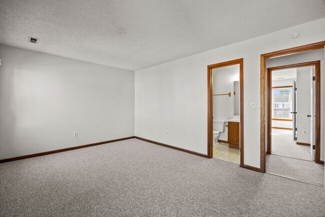 Building Photo - Charming 2 Bed, 2.5 Bath Townhouse for Rent in Virginia Beach!