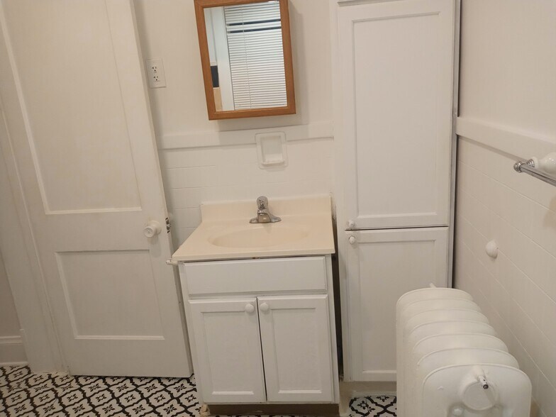 Building Photo - 1210 Erie St