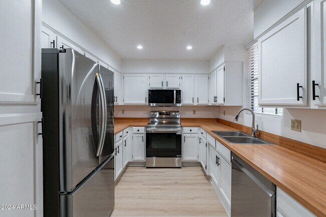 Building Photo - 7800 E Lincoln Dr