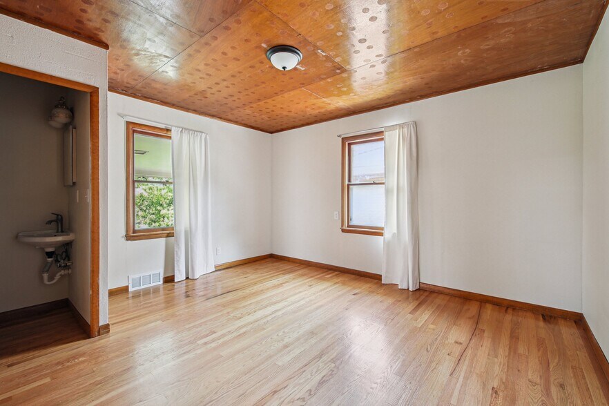 Building Photo - 490 S Marshall St