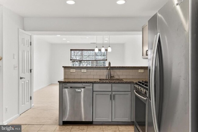 Building Photo - 1407 N Van Dorn St