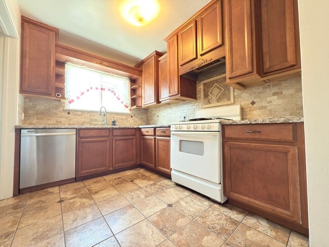 Building Photo - Bright and Spacious Two-Bedroom in Sun Valley