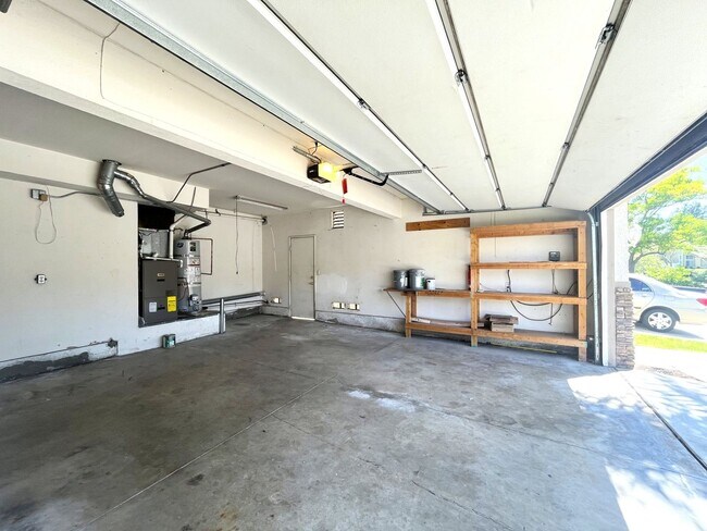 Building Photo - 4 bed, 2.5 bath located in Corona, CA!