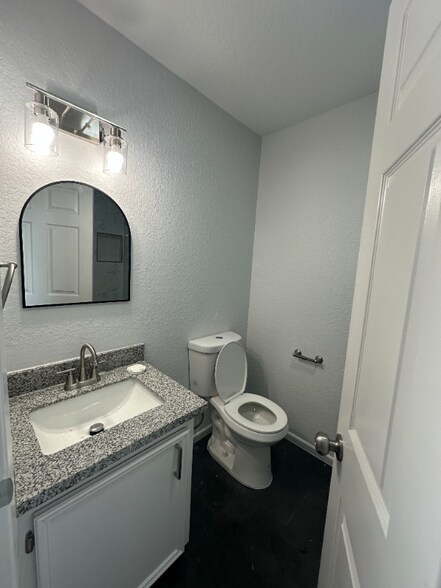 Building Photo - 133 Huisache St