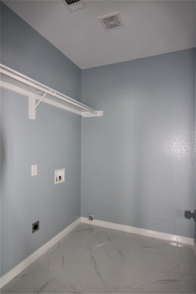 Building Photo - 956 County Rd 281