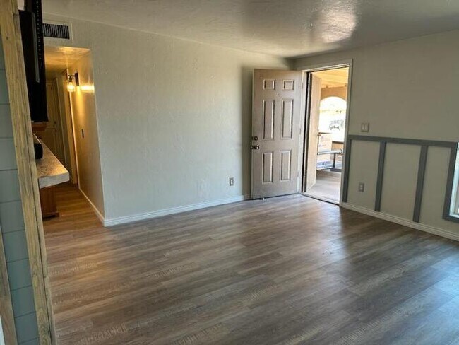 Building Photo - A charming house w/ 3 beds and 1.5 bath