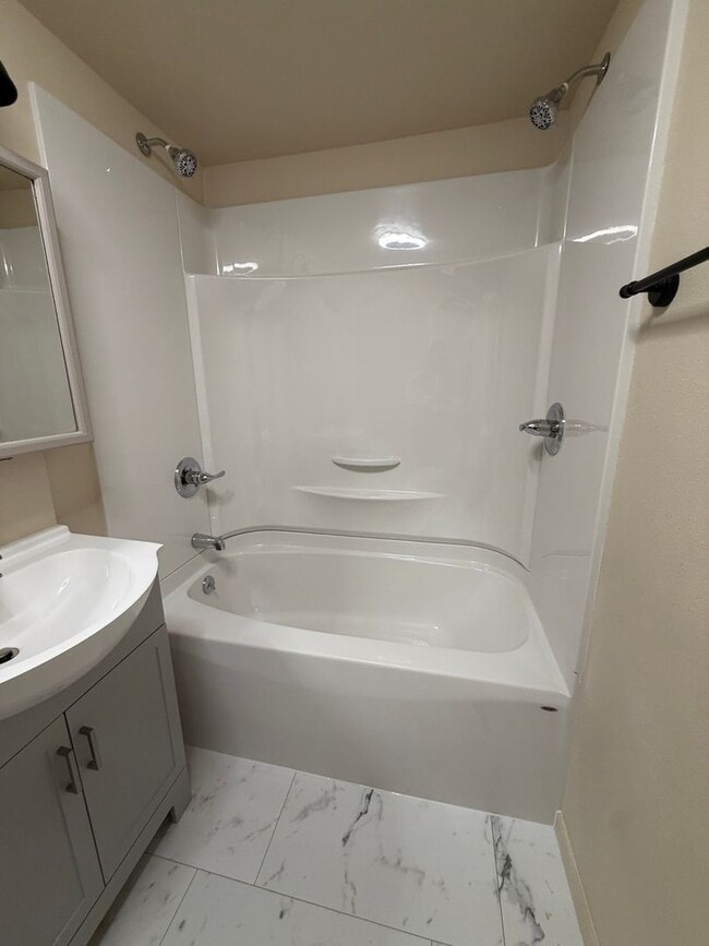 Building Photo - Newly Remodeled 3Bed/ 1Bath